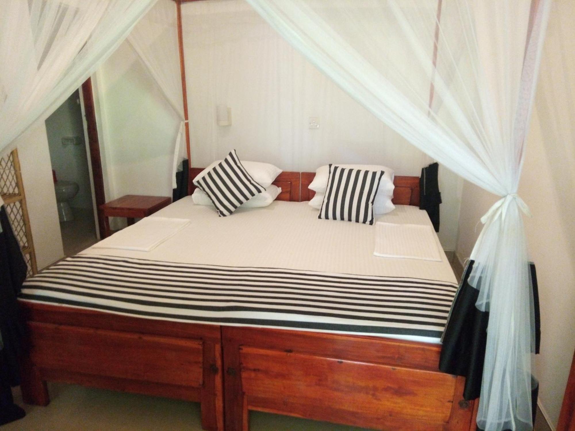 Sansala Guesthouse & Restaurant Тангале Стая снимка