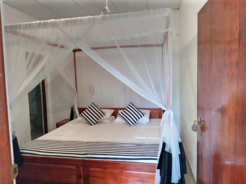 Sansala Guesthouse & Restaurant Тангале Стая снимка