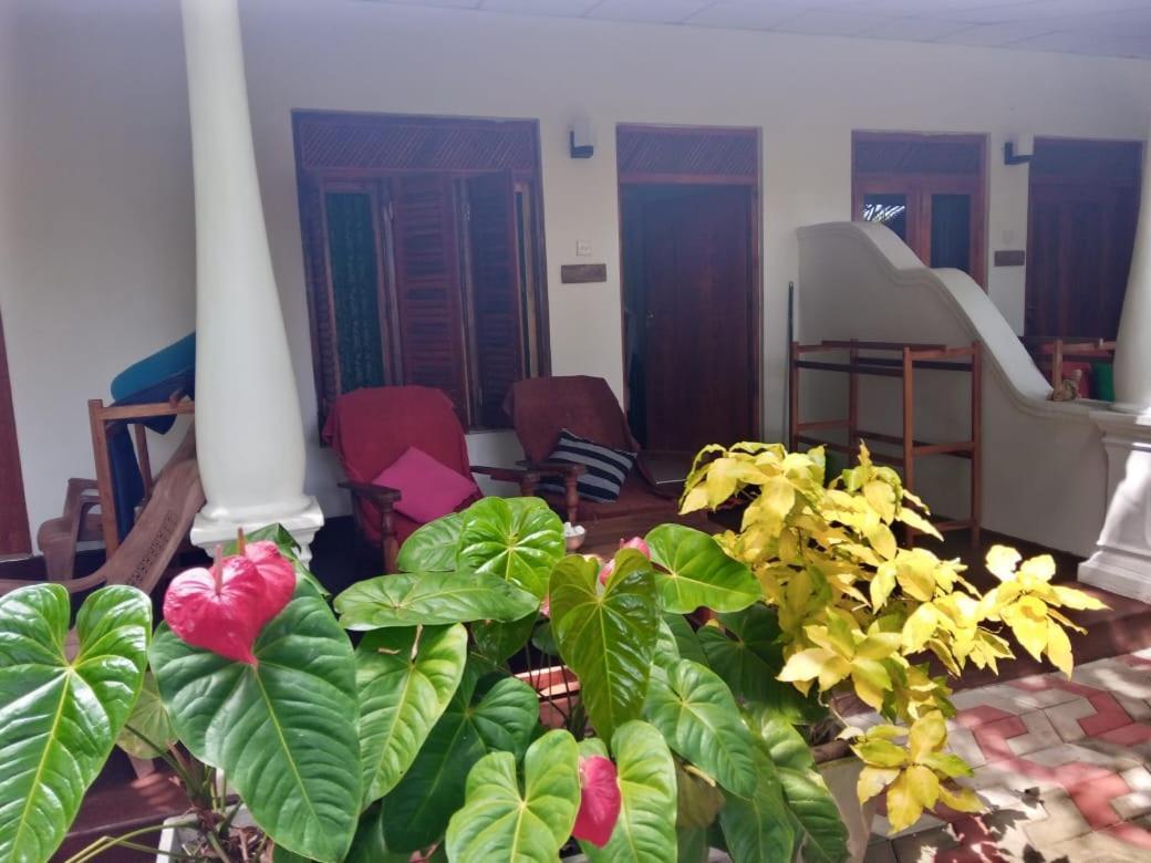 Sansala Guesthouse & Restaurant Тангале Стая снимка