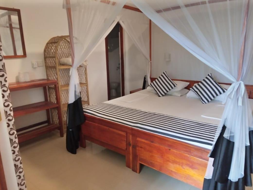 Sansala Guesthouse & Restaurant Тангале Стая снимка