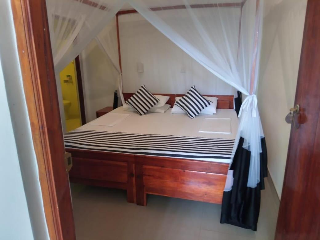 Sansala Guesthouse & Restaurant Тангале Стая снимка