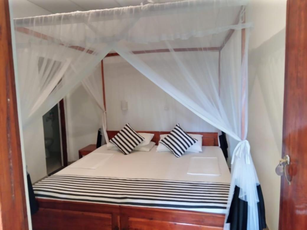 Sansala Guesthouse & Restaurant Тангале Стая снимка